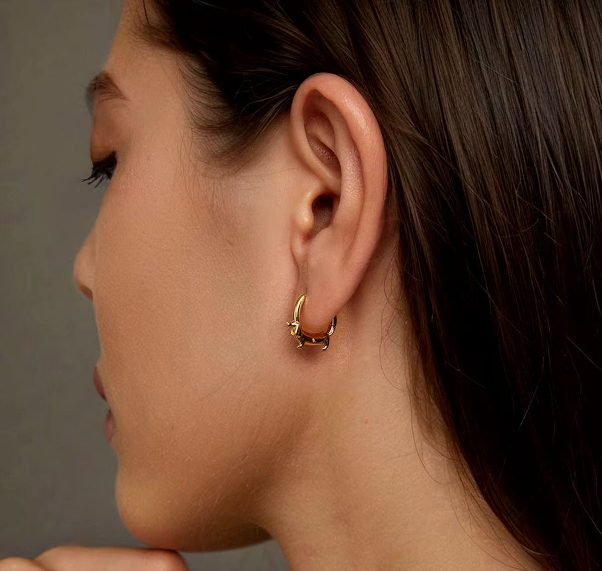 Boucles d'oreilles précieuses en forme de chien saucisse : le trésor d'une mère de chiot