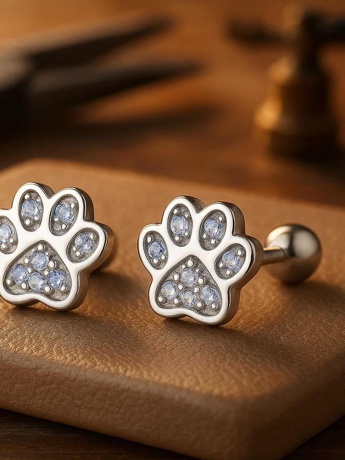 Boucles d'oreilles en argent sterling avec motif de patte – Détail en cristal