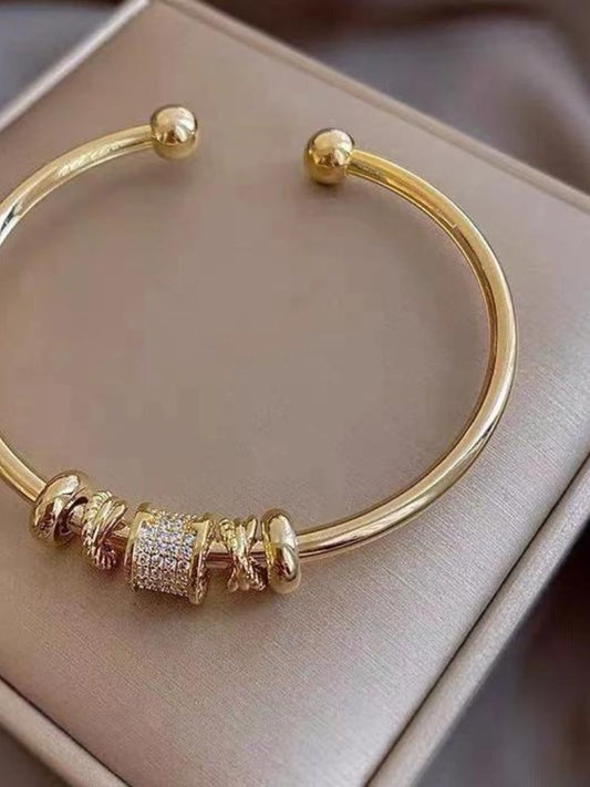 Bracelet ajustable avec pendentifs dorés