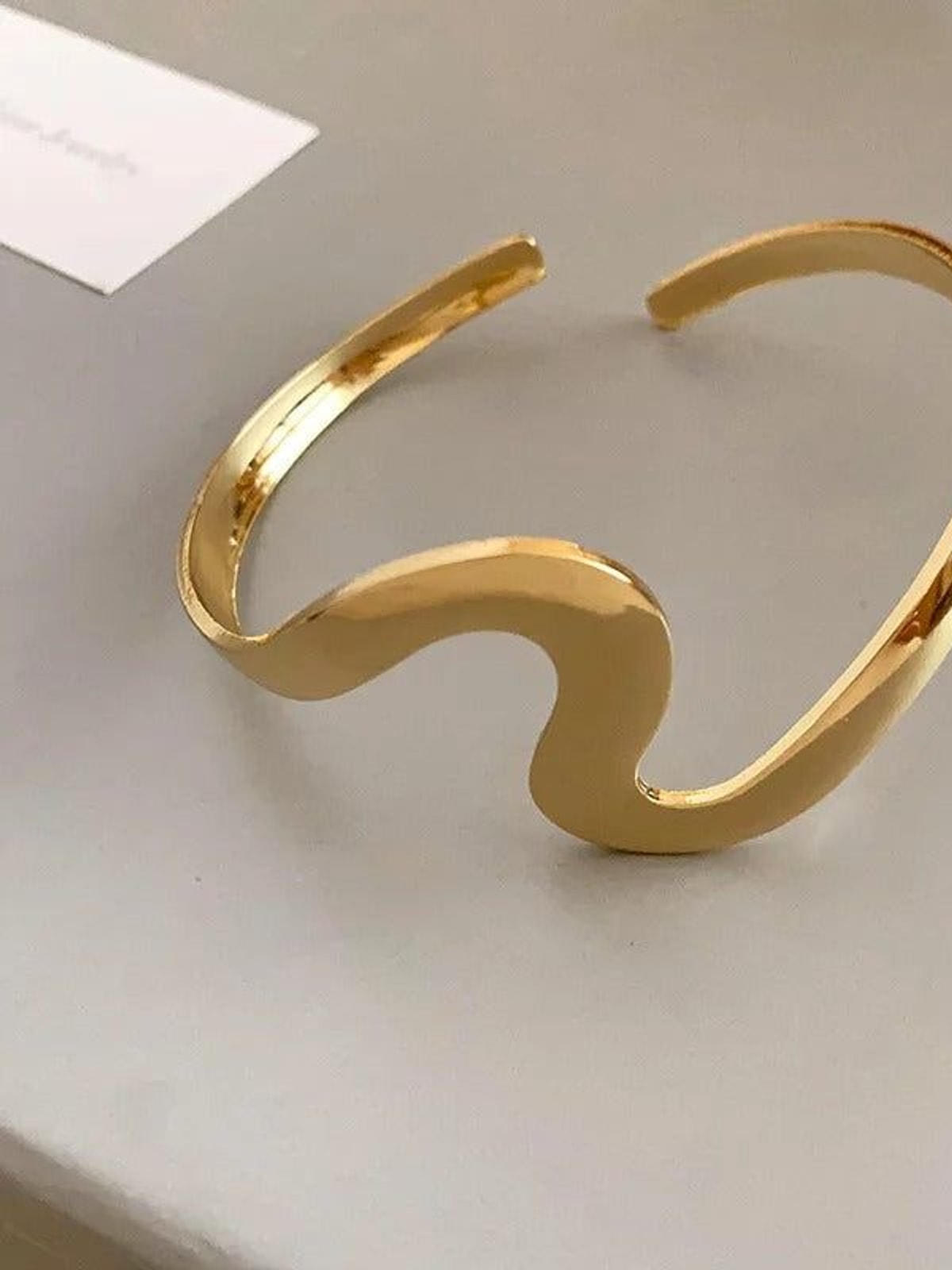 Bracelet classique ouvert avec onde dorée