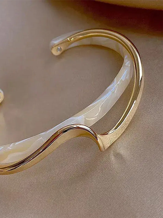 Bracelet ouvert élégant en émail blanc et or