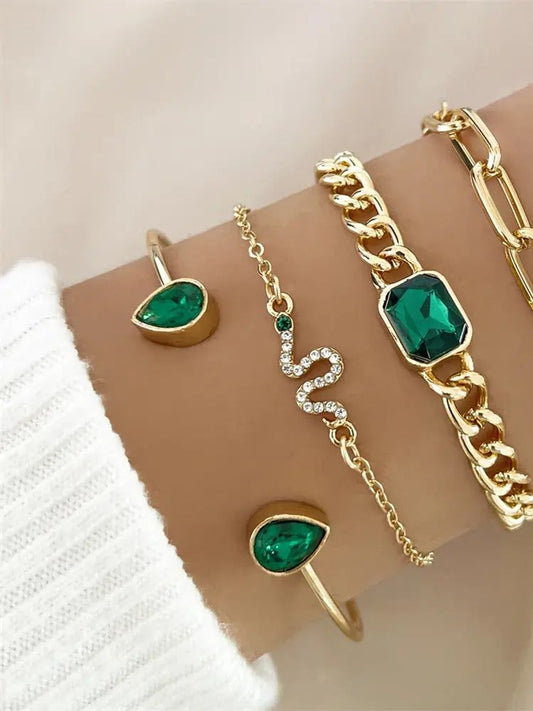 Ensemble de bracelets avec des cristaux verts