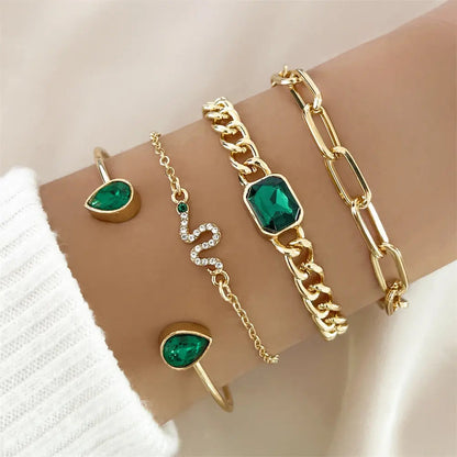 Ensemble de bracelets avec des cristaux verts